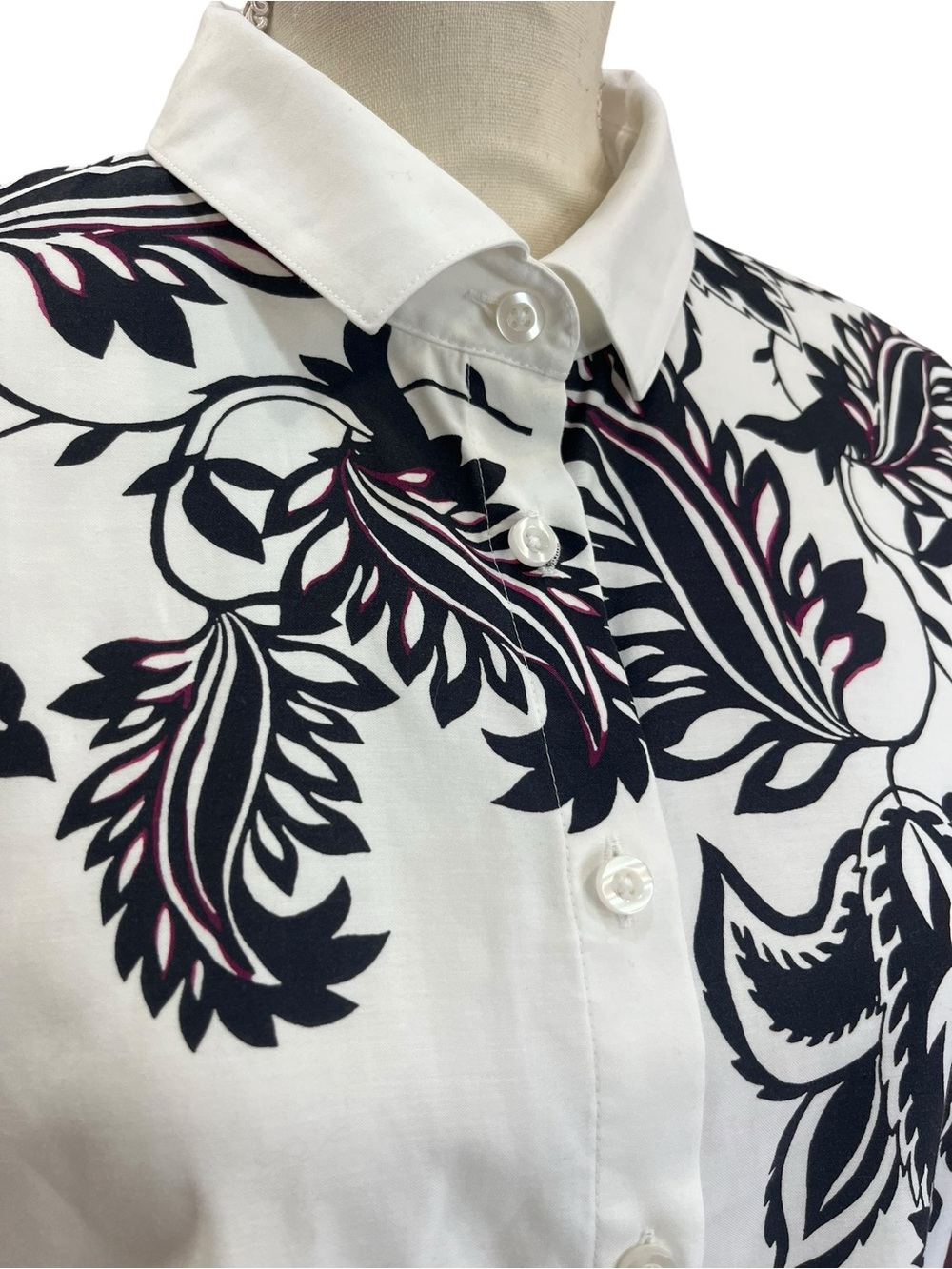 Chico’s Size 2 US 12 White Black Floral Tunic Button Down Stretch Shirt - Picture 4 of 10